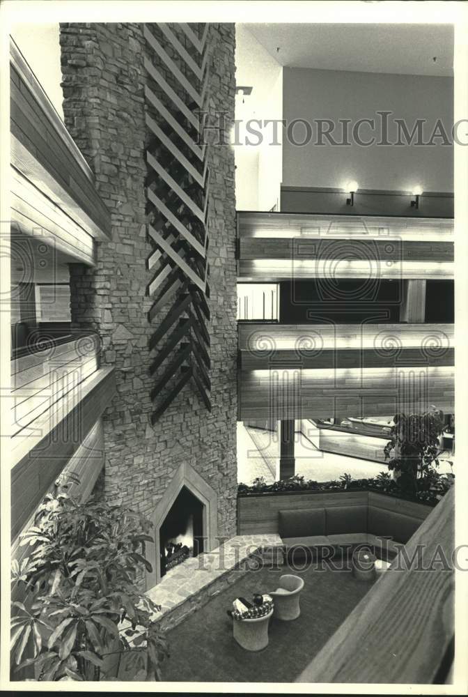 1987 Press Photo View of Oneida Rodeway Inn on Wisconsin Indian Reservation