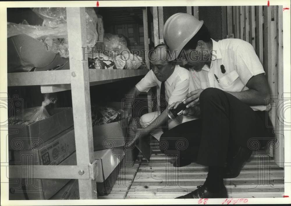1992 Press Photo U.S. Agriculture officer Roger West inspects freighter kitchen