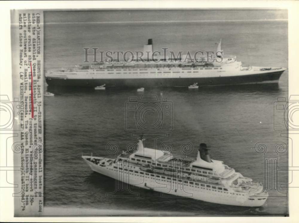 1974 Press Photo Small boats transfer Queen Elizabeth II passengers in Bermuda