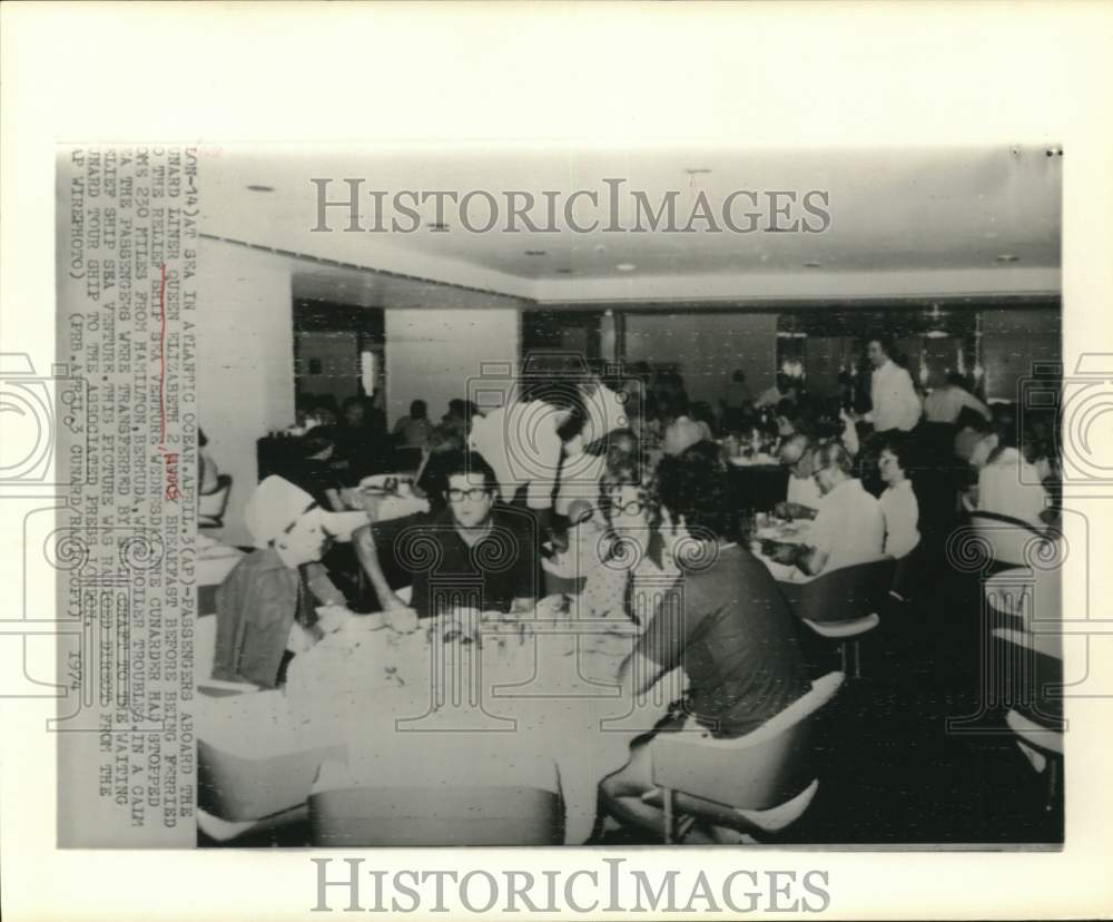 1974 Press Photo Passengers on the disabled Queen Elizabeth II near Bermuda