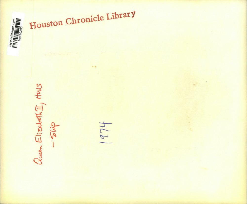 1974 Press Photo Passengers on the disabled Queen Elizabeth II near Bermuda