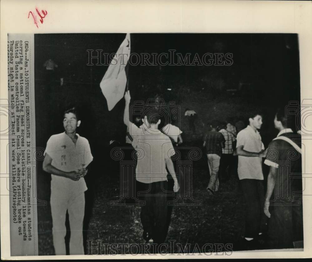 1964 Press Photo Panamanian students marching toward the Panama Canal Zone