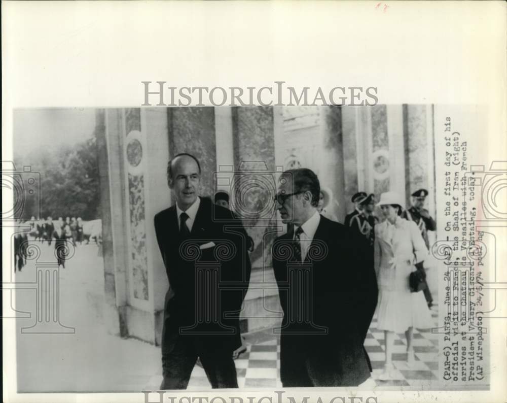 1974 Press Photo Shah of Iran arrives at France's ChÃƒÆ’Ã‚Â¢teau de Versailles