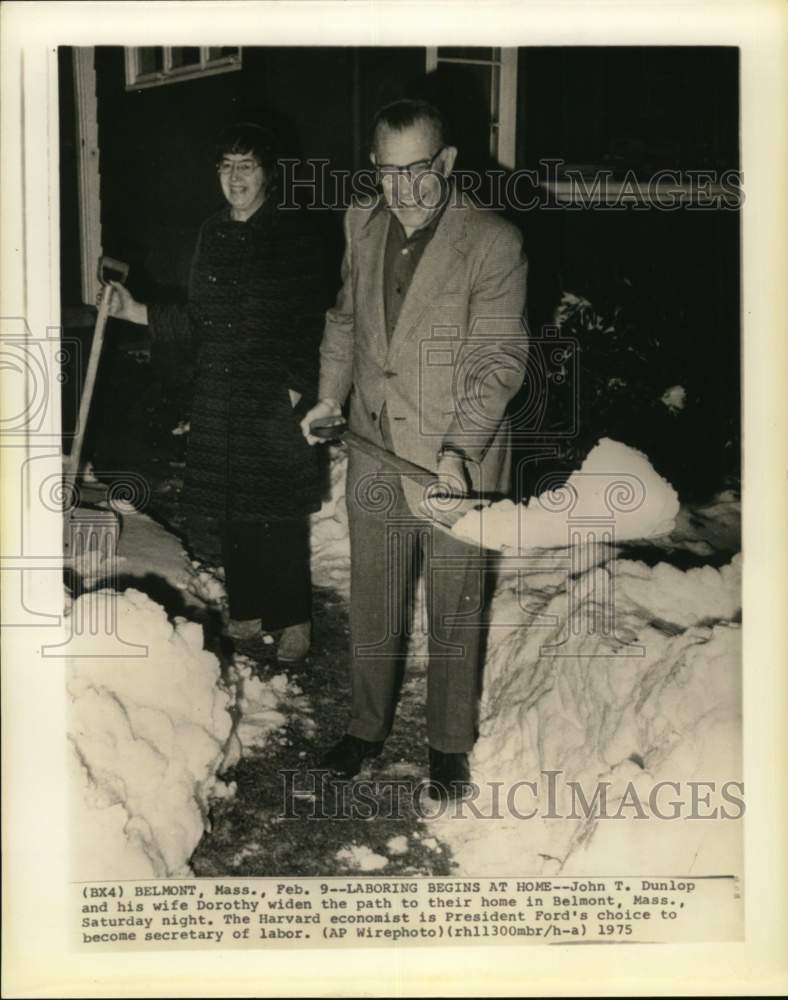 1975 Press Photo John Dunlop and wife shovel snow in Belmont, Massachusetts home