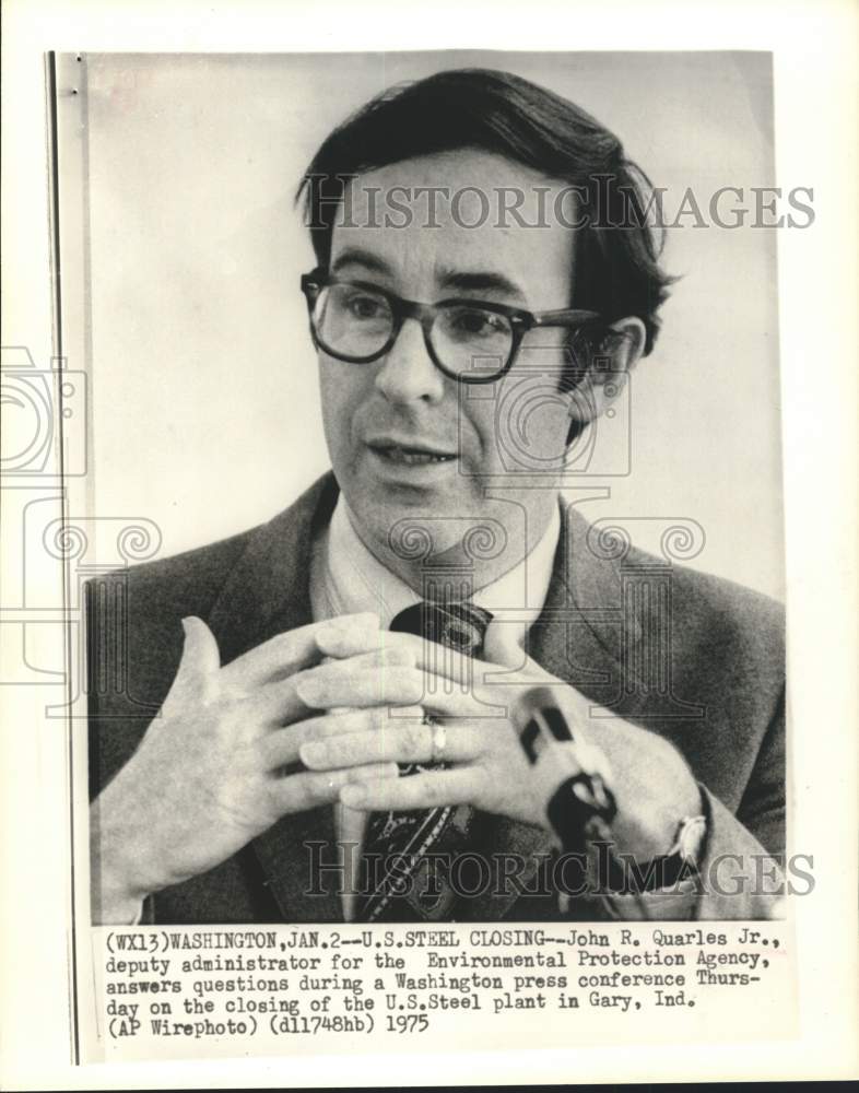 1975 Press Photo John Quarles answers questions at Washington press conference