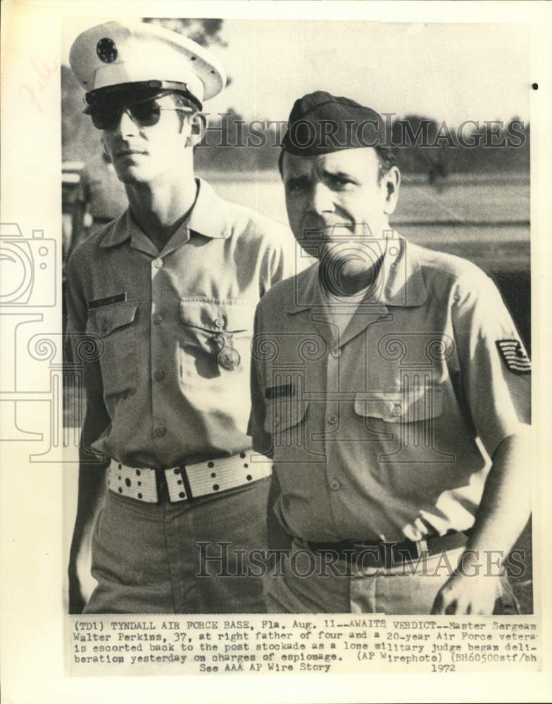1972 Press Photo Master Sergeant Walter Perkins escorted to stockade in Florida