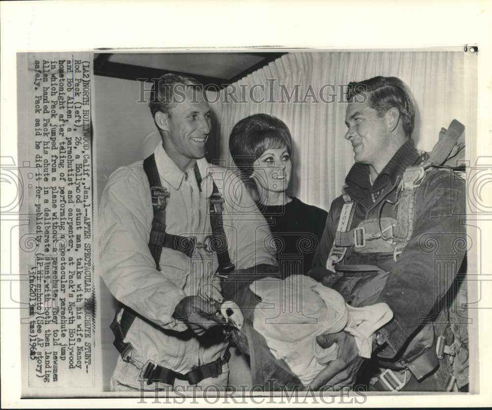 1965 Press Photo Rod and Nancy Pack, Bob Allen describe parachute stunt in CA- Historic Images