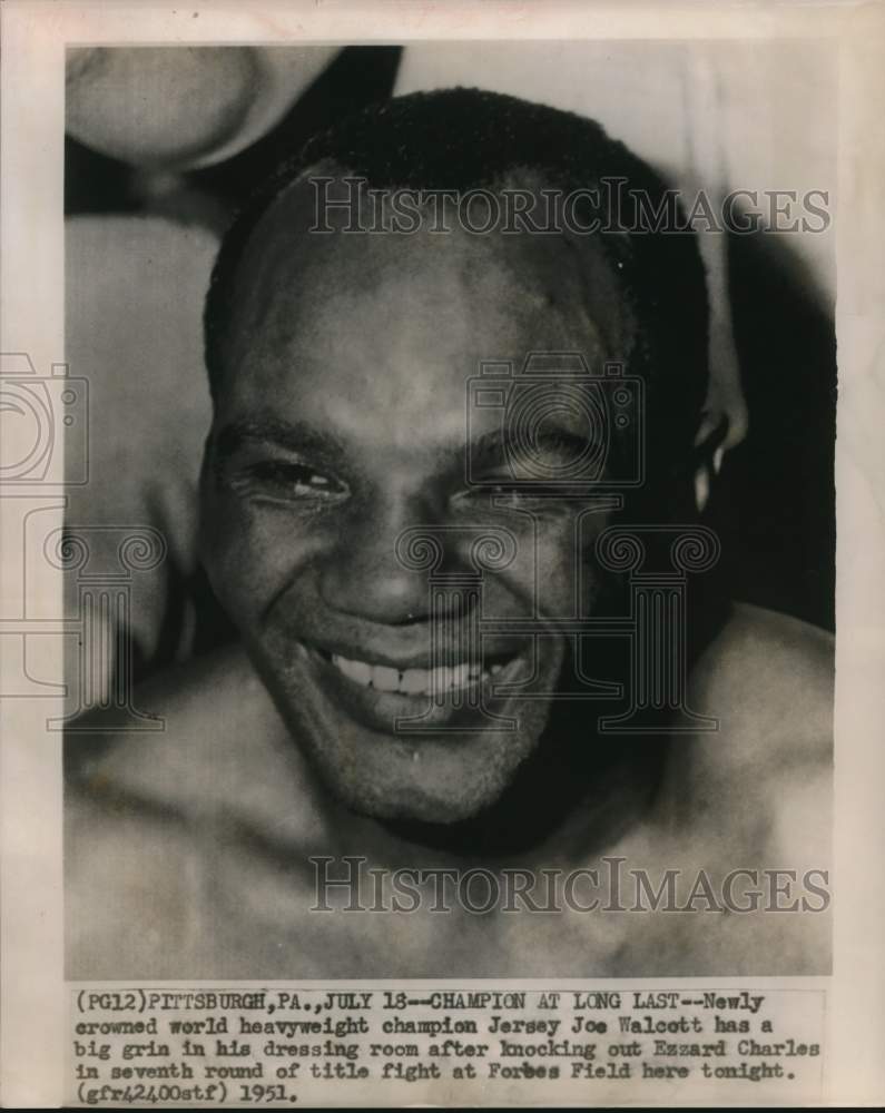 1951 Press Photo Heavyweight champion Joe Walcott in Pittsburgh dressing room- Historic Images