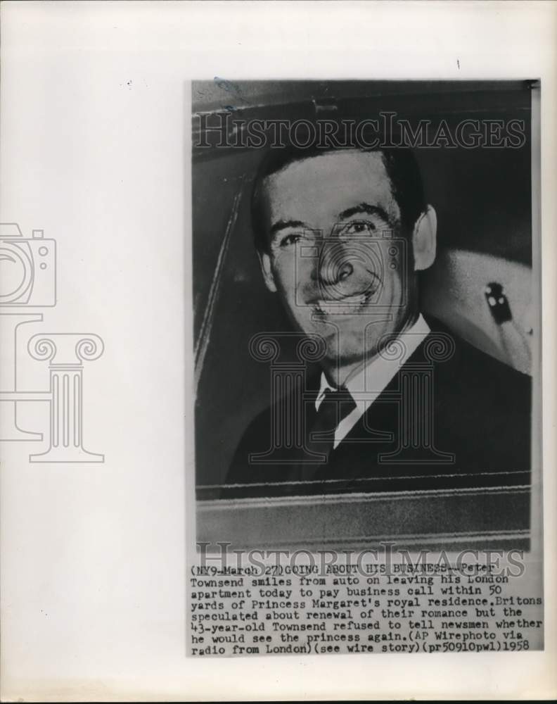 1958 Press Photo Peter Townsend leaves his London apartment - hcw29560