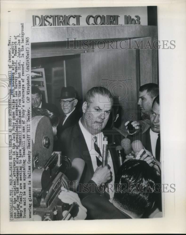 1965 Press Photo Jack Ruby attorney Joe Tonahill talks with newsmen in Dallas- Historic Images