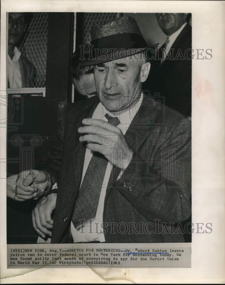 1961 Press Photo Dr. Robert Soblen leaves police van for NY federal court.