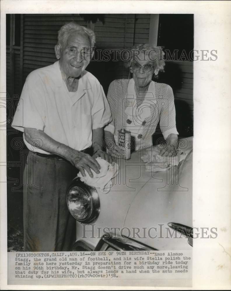 1958 Press Photo Amos Alonzo Stagg and wife polish family auto in Stockton, CA.- Historic Images