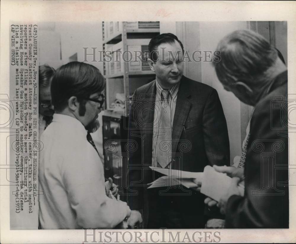 1971 Press Photo District Attorney Bob Smith talks with press in Austin.- Historic Images