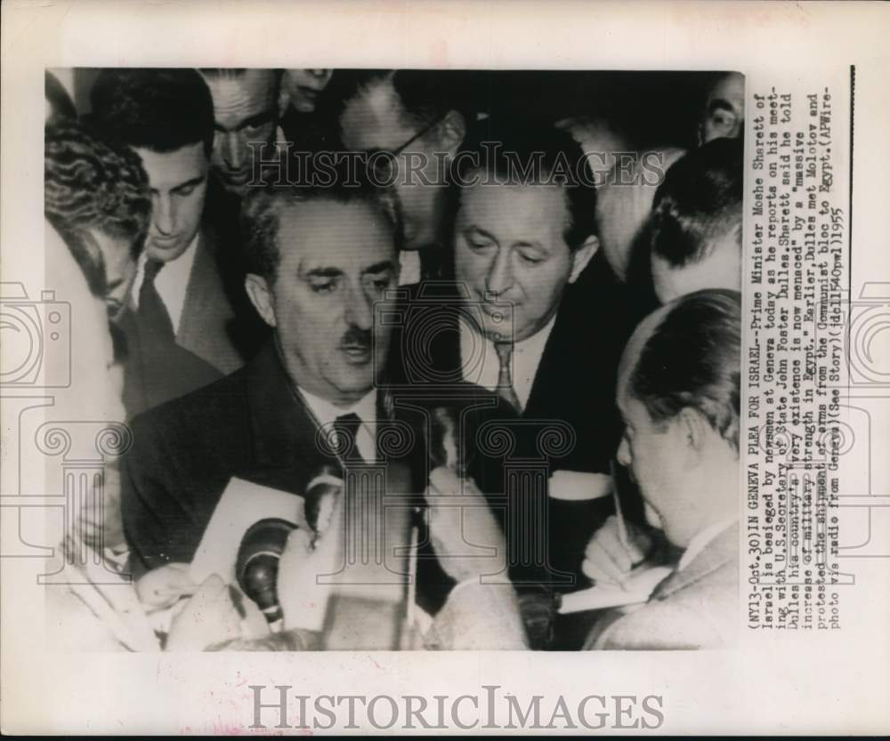 1955 Press Photo Primes Minister Moshe Sharett surrounded by newsmen in Israel.