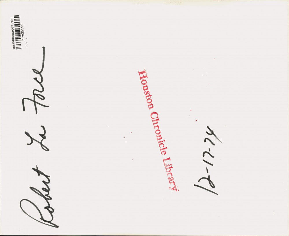 1974 Press Photo Robert LaForce discusses car engine by his car in Pennsylvania