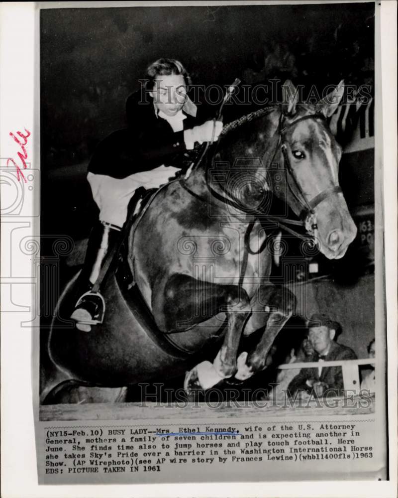 1961 Press Photo Ethel Kennedy jumps horse over barrier in Washington- Historic Images