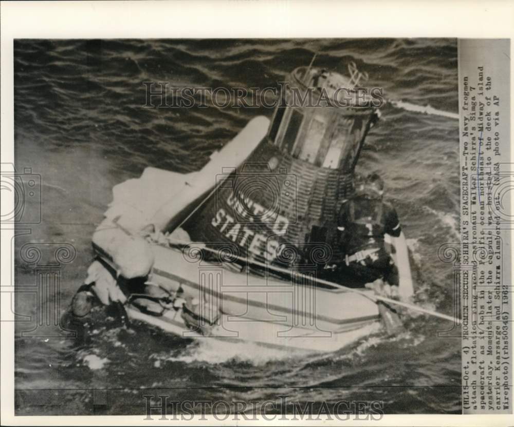 1962 Press Photo Navy frogmen attach flotation device on Sigma 7 in Pacific.