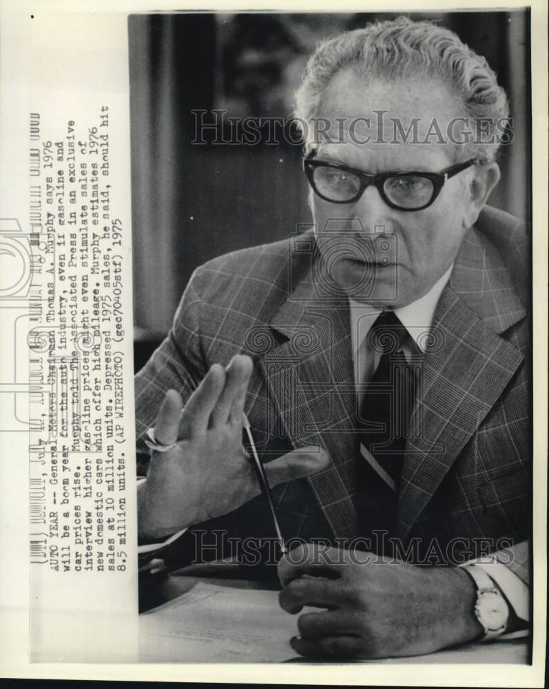 1975 Press Photo GM's Thomas Murphy interviewed by The Associated Press.