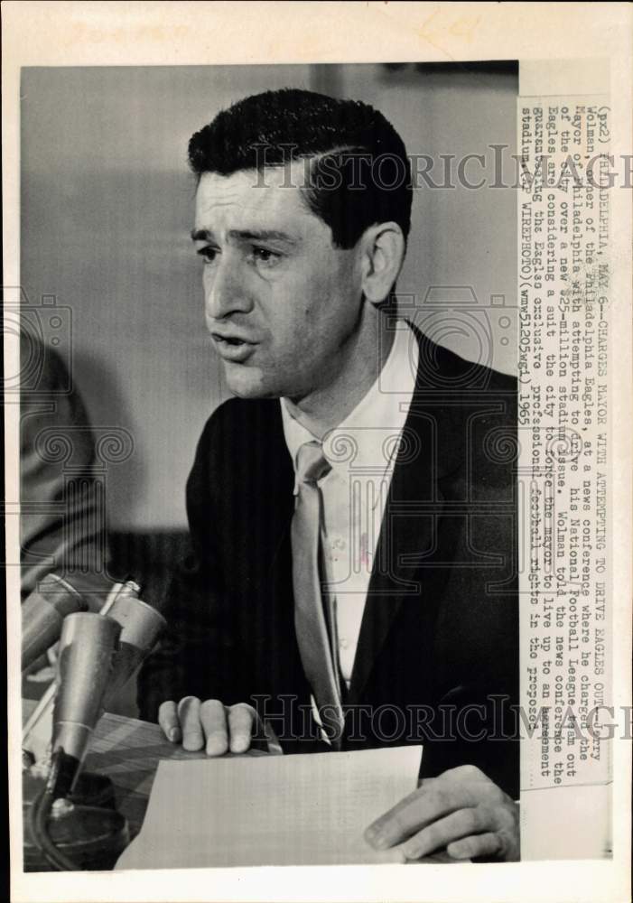 1965 Press Photo Philadelphia Eagles owner Jerry Wolman talks to press- Historic Images