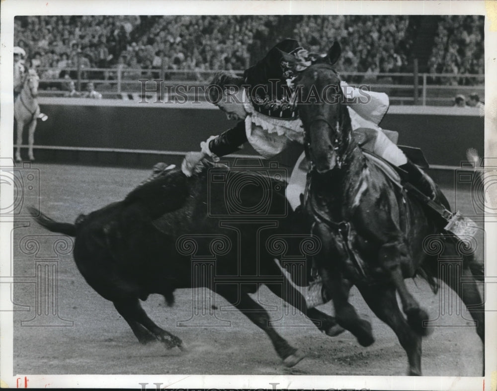 1966 Press Photo Bullfighter rides horse in Houston Bullfighting - hcx00077- Historic Images