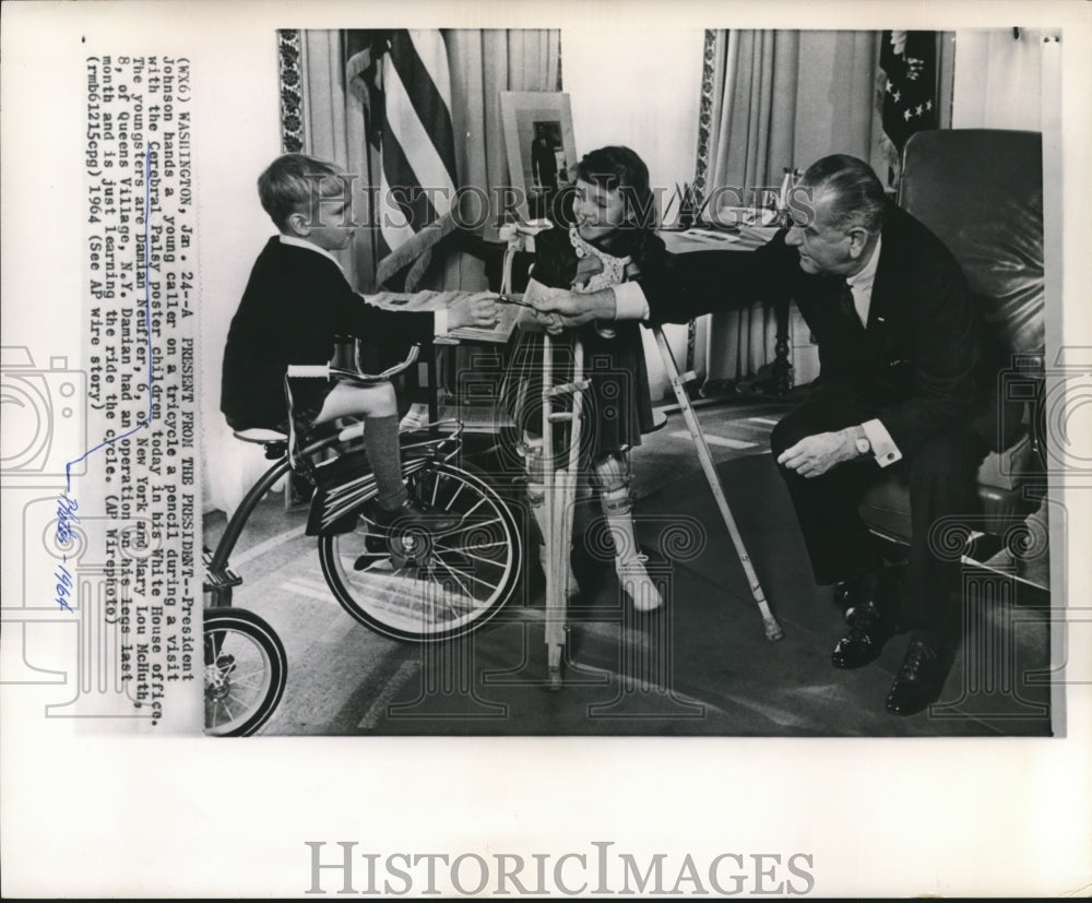 1964 Press Photo President Johnson with Cerebral Palsy poster children- Historic Images