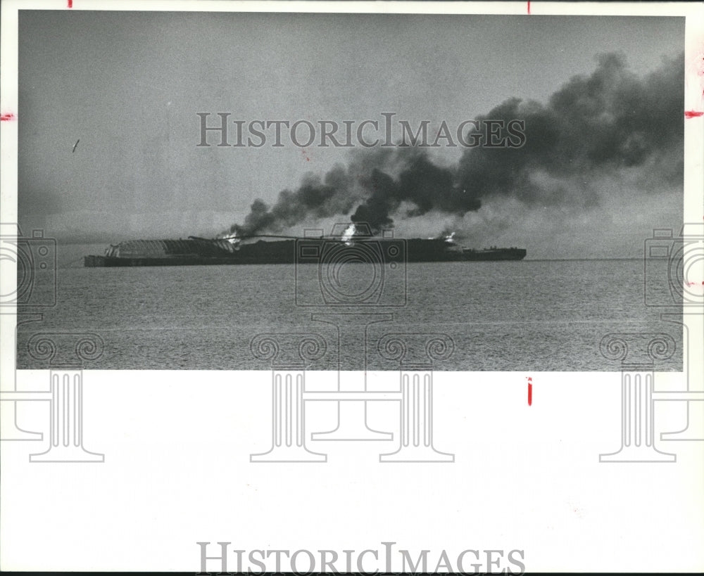 1982 Press Photo Barge burning after striking Galveston Bay bridge, Texas- Historic Images