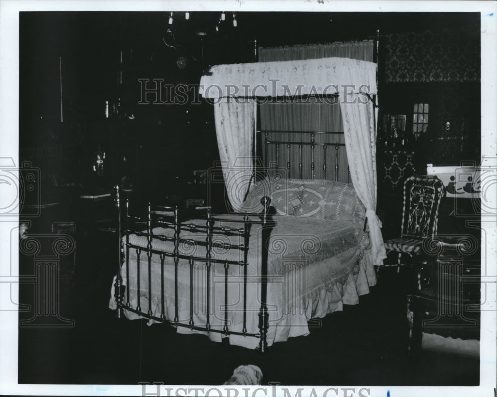 1985 Press Photo Brass Tester Bed With Lace at Carolyn Thompson&#39;s Antique Shop- Historic Images