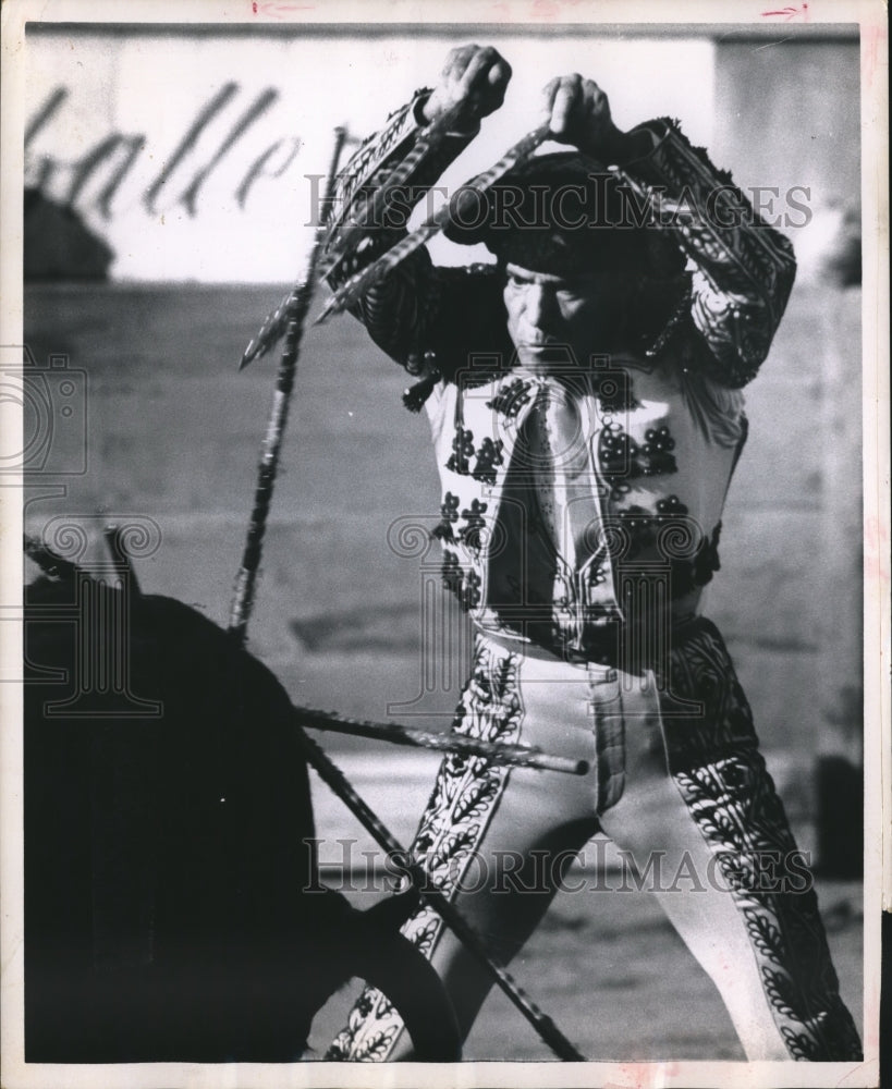 1962 Press Photo Banderillero grimaces as he faces bull in Bull Fight- Historic Images
