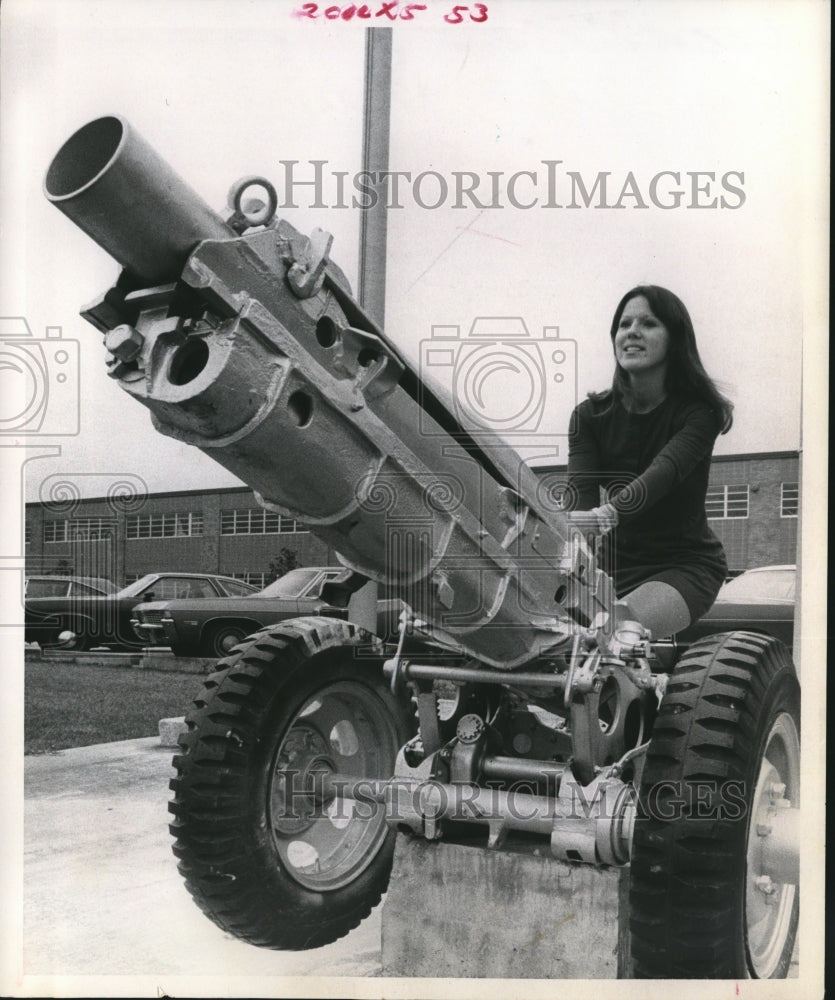 1974 Press Photo Dianna Hawkins of Aldine District School Displays Cannon