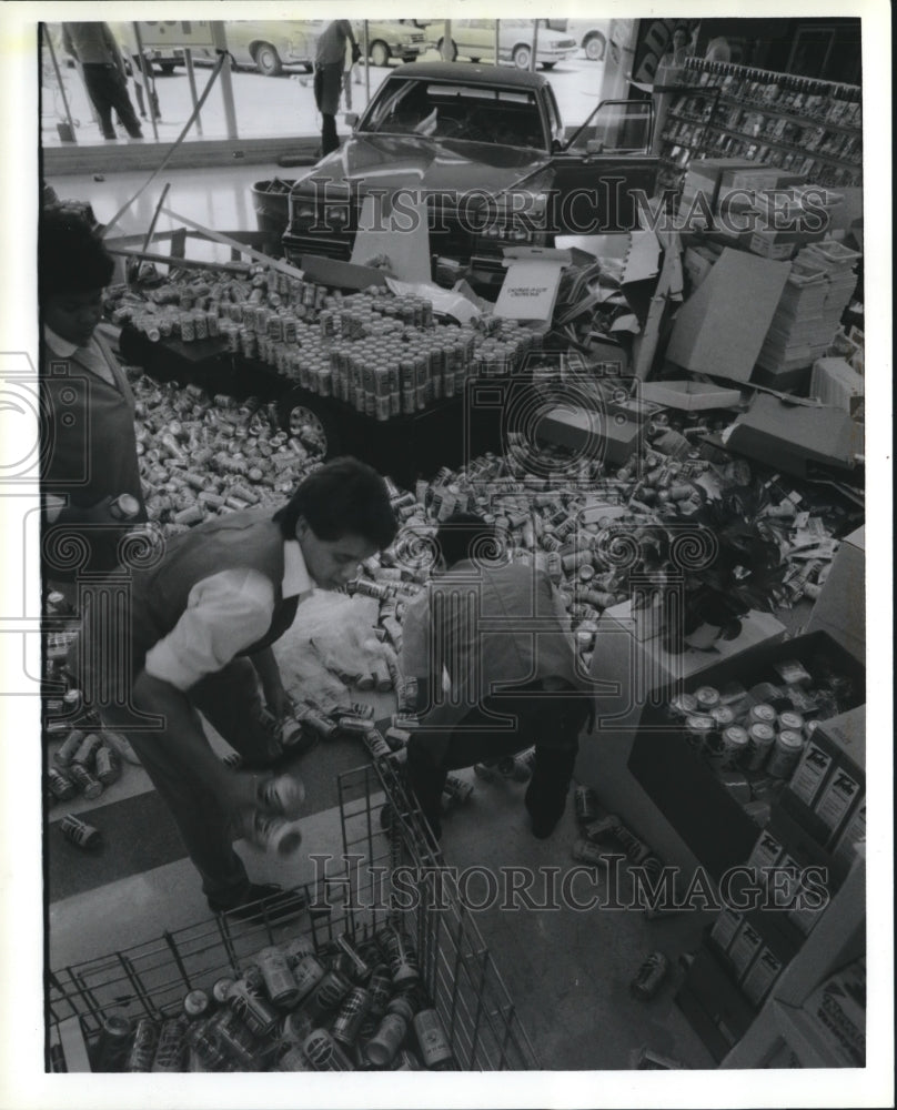 1988 Press Photo Houston Safeway Store Employees Clean Up Mess From Accident