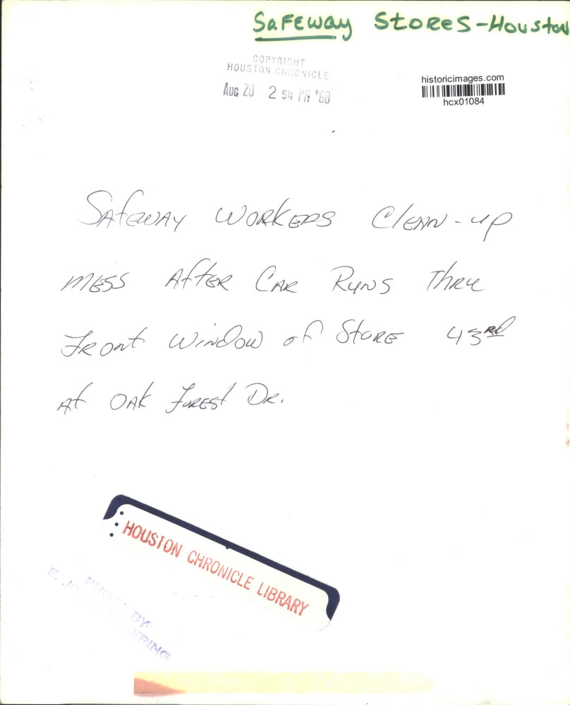 1988 Press Photo Houston Safeway Store Employees Clean Up Mess From Accident