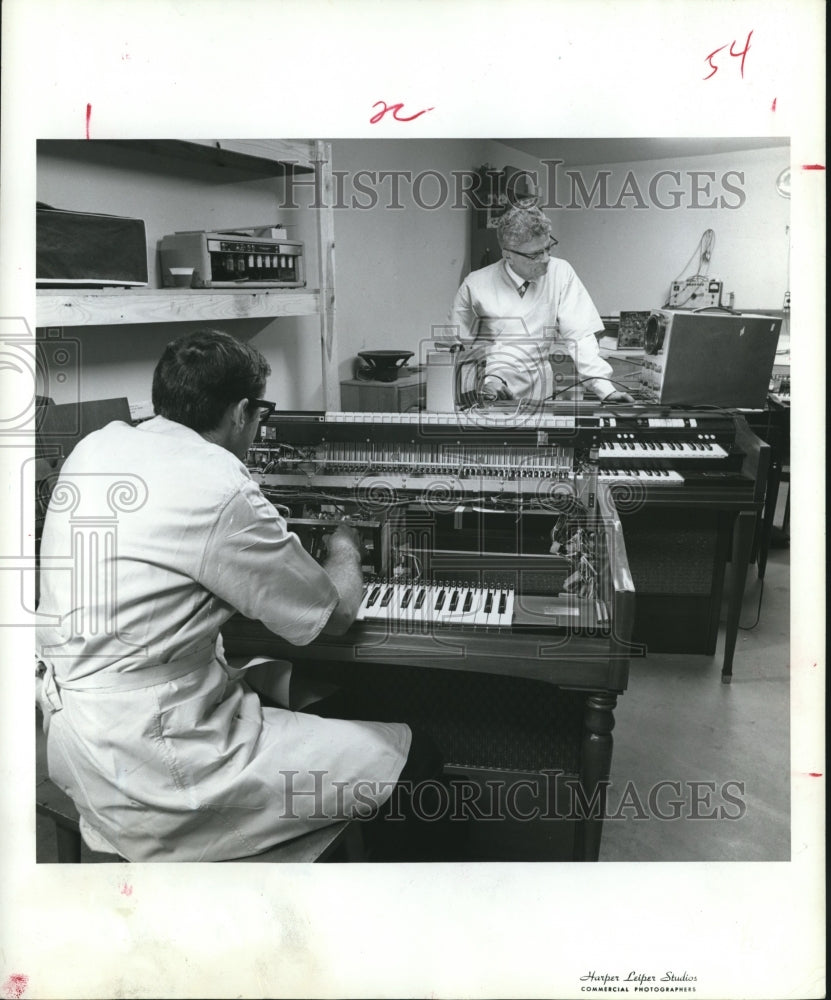 1969 Press Photo Workers at Brook Mays Piano and Organ Co. store in Houston