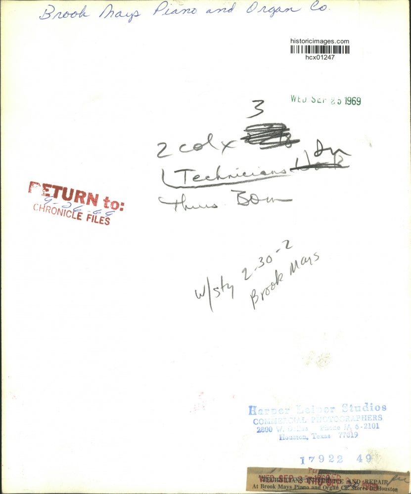 1969 Press Photo Workers at Brook Mays Piano and Organ Co. store in Houston