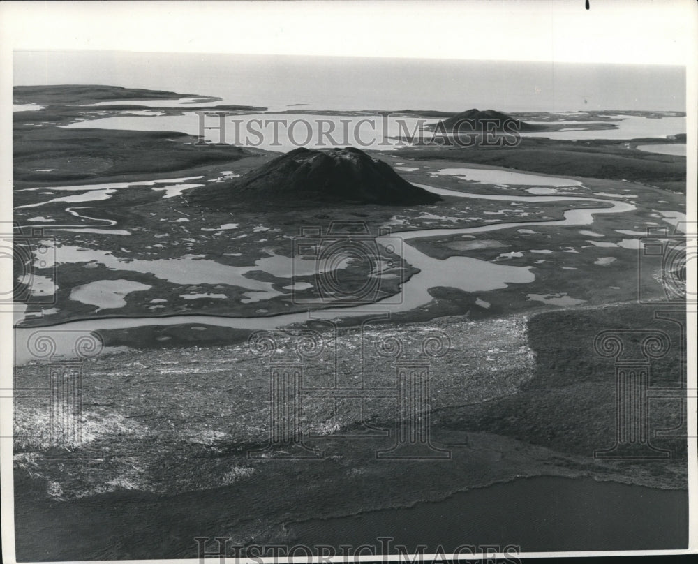 1982 Press Photo A Pair of Pingos Volcanoes In The Mackenzie River Delta, Canada