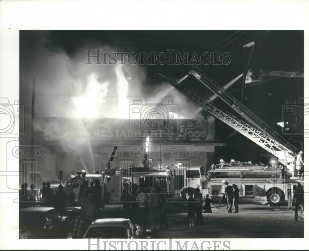 1984 Press Photo Firefighters at blaze at Chinese restaurant, Chinatown, Houston