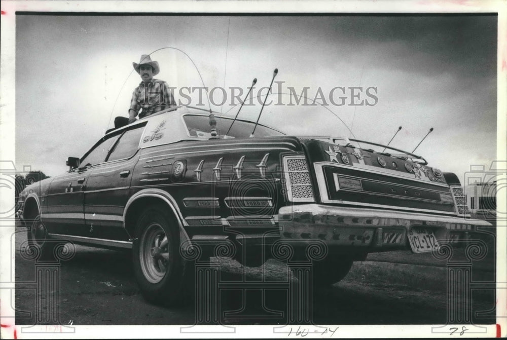 1980 Press Photo Juan Barragan, Employee of Houston Auto Parts Store Sits in Car