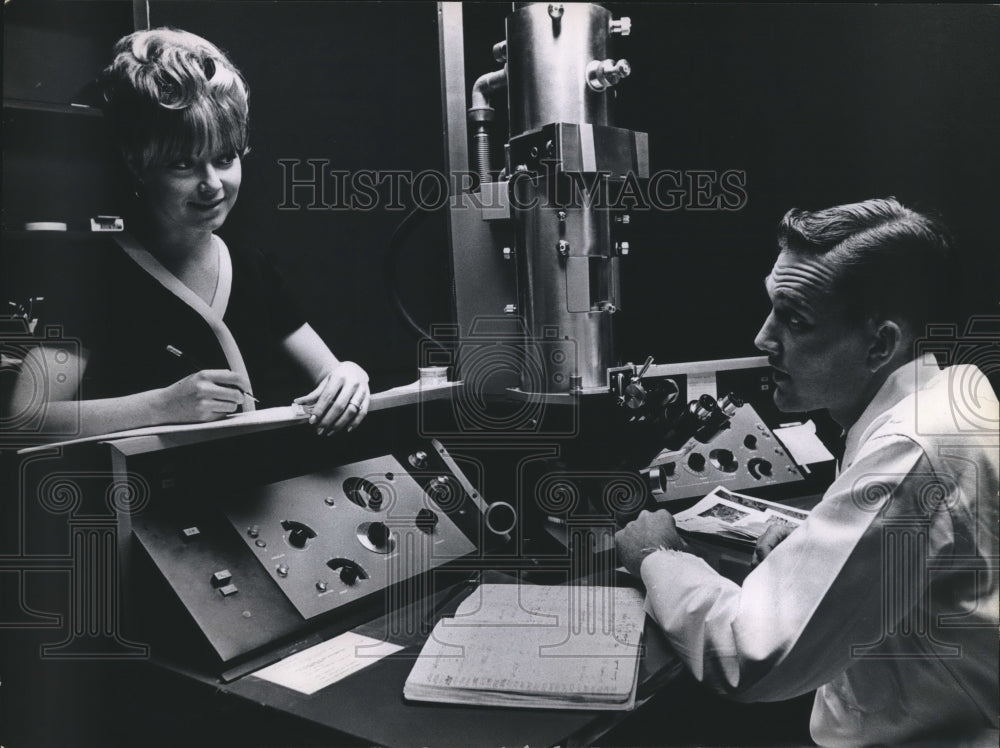 1968 Press Photo Dr. E.D. Mayfield, Computer Research Instructor - hcx01681- Historic Images