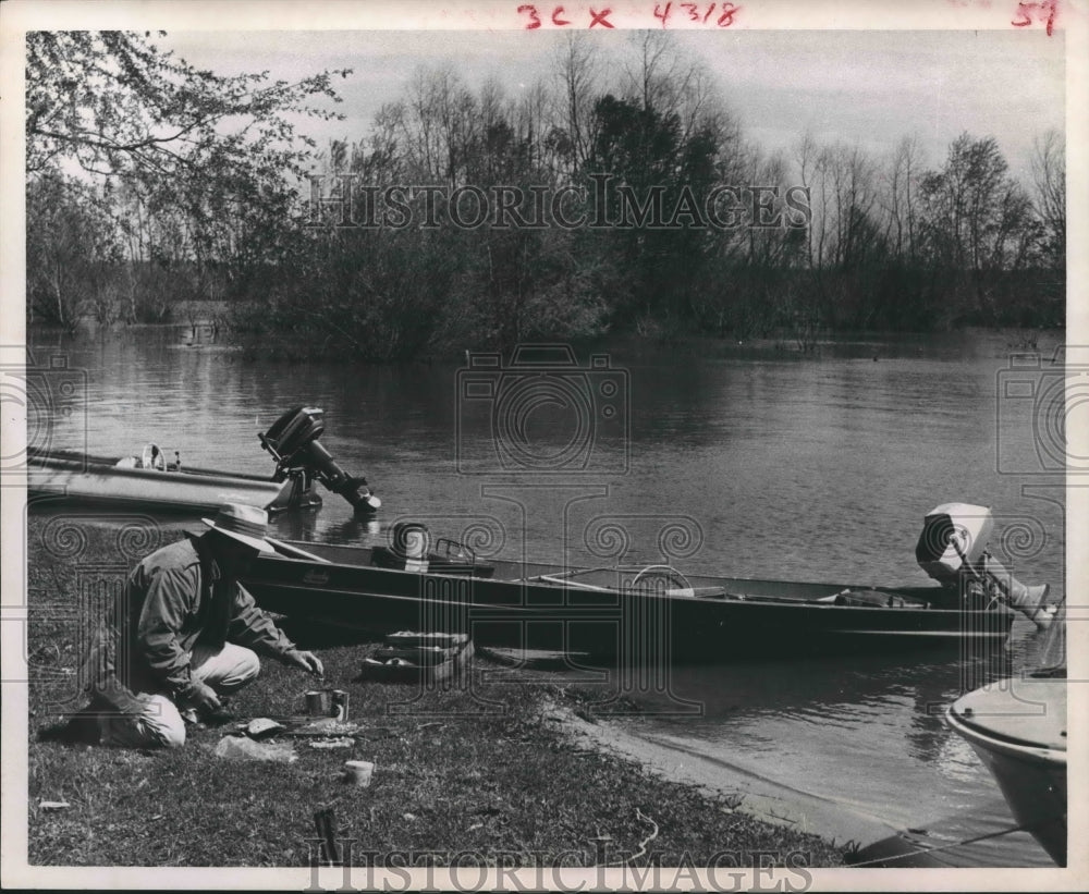 1983 Press Photo Angler prepares fish at Cherokee Park, Dam B Park - hcx01827