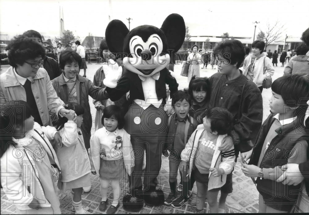 1984 Press Photo Mickey Mouse and Japanese friends at Tokyo Disneyland- Historic Images