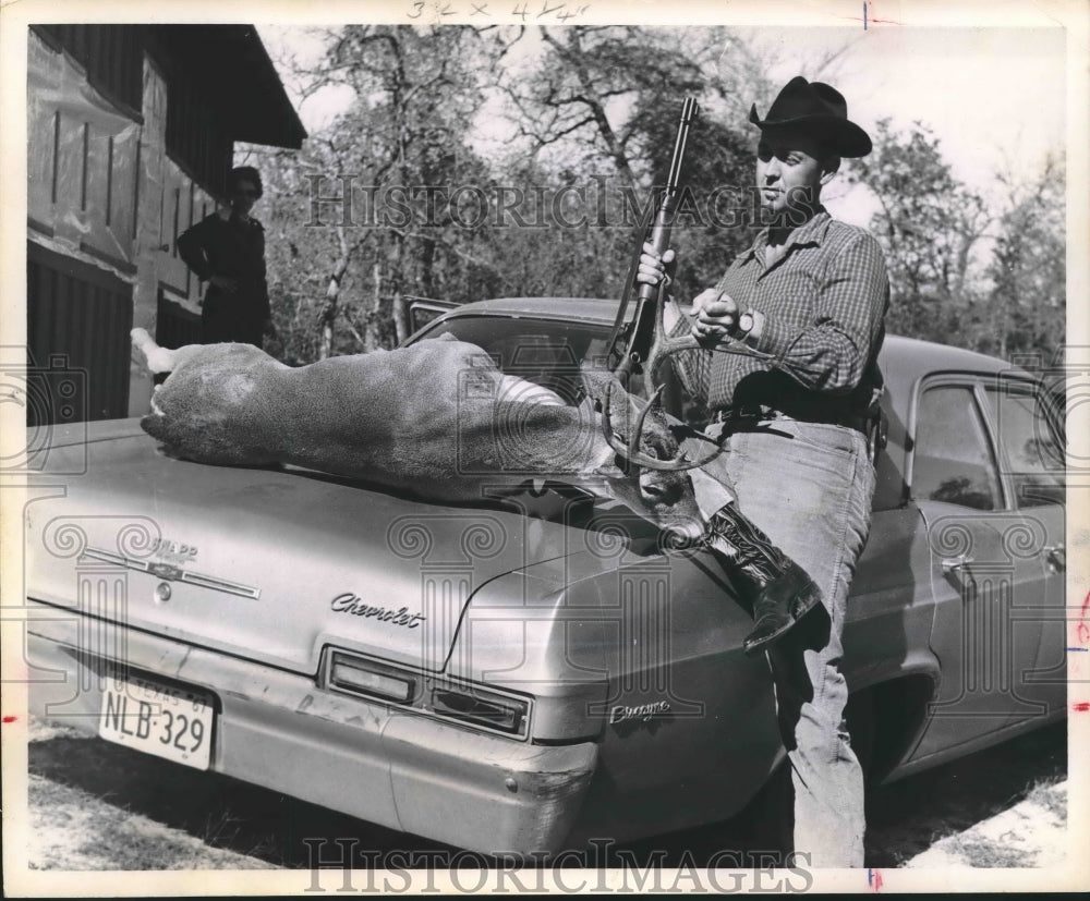 1967 Press Photo David Hadley with 10-point deer killed in Robertson County, TX