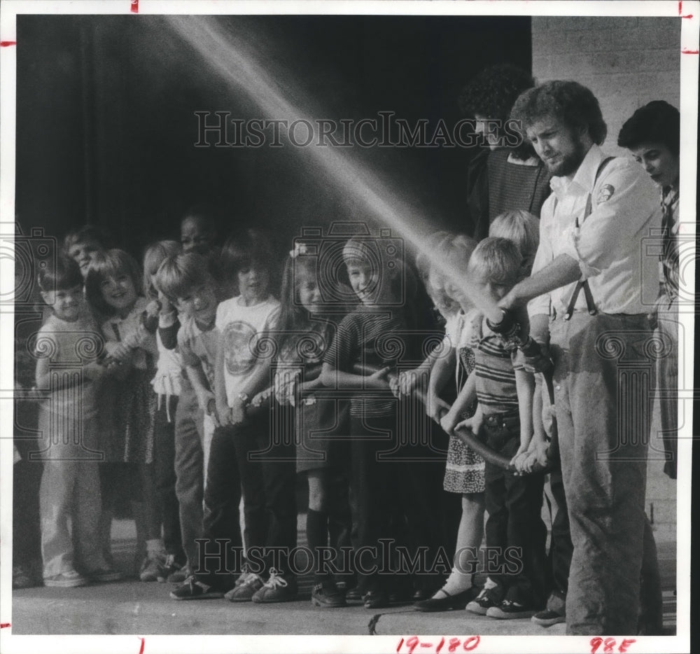 1982 Press Photo Children, Darrell Davis, firefighter at Cypress-Fairbanks, TX- Historic Images