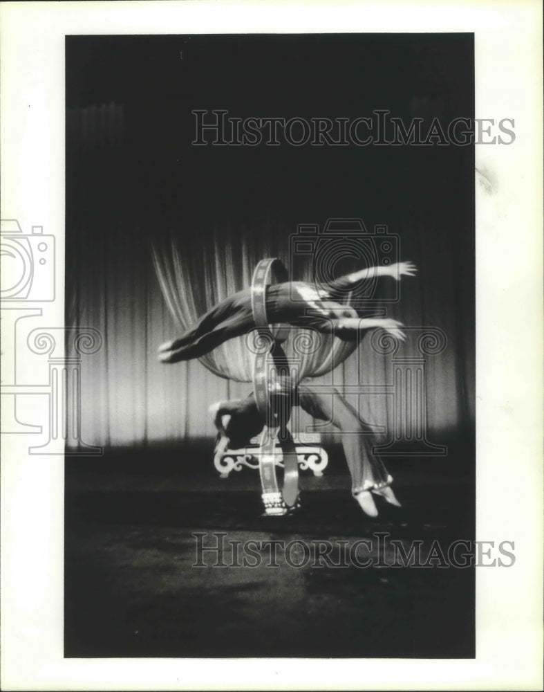 1986 Press Photo Chongqing Chinese Acrobatic Troupe, Balancing in Rings- Historic Images