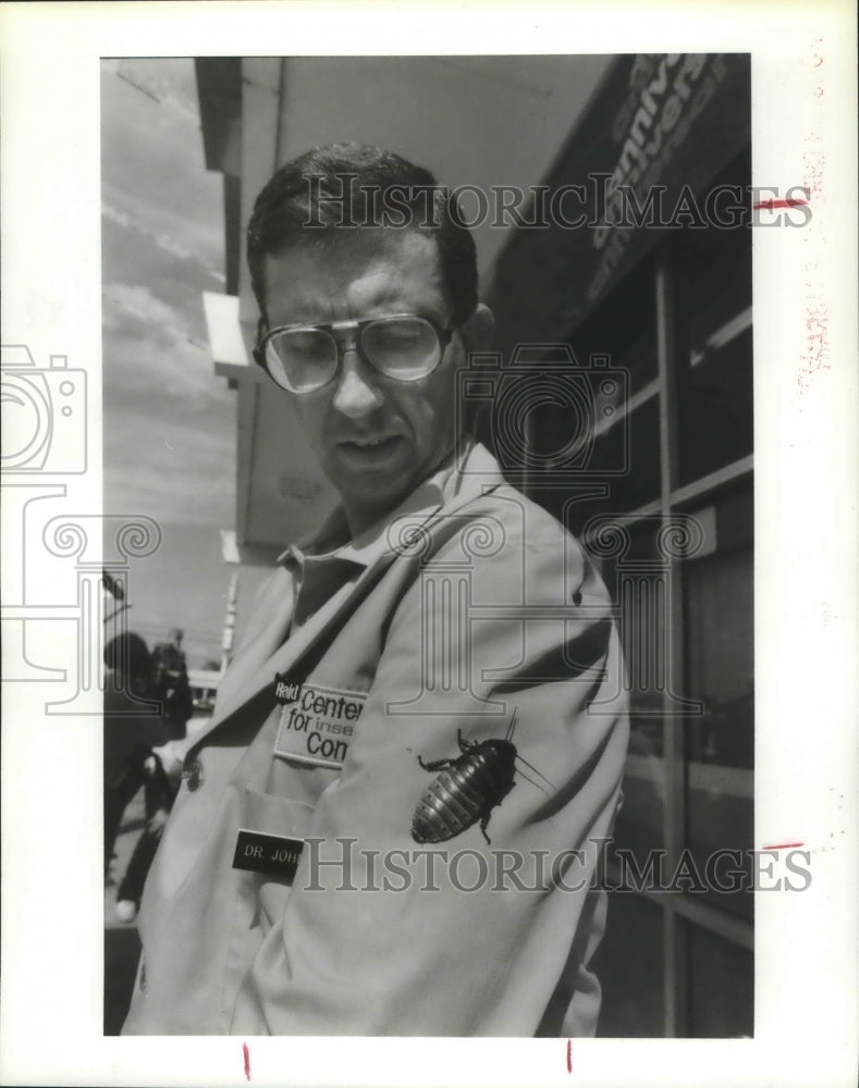 1988 Press Photo Dr. John Randall with Madagascar Hissing Cockroach - hcx02332