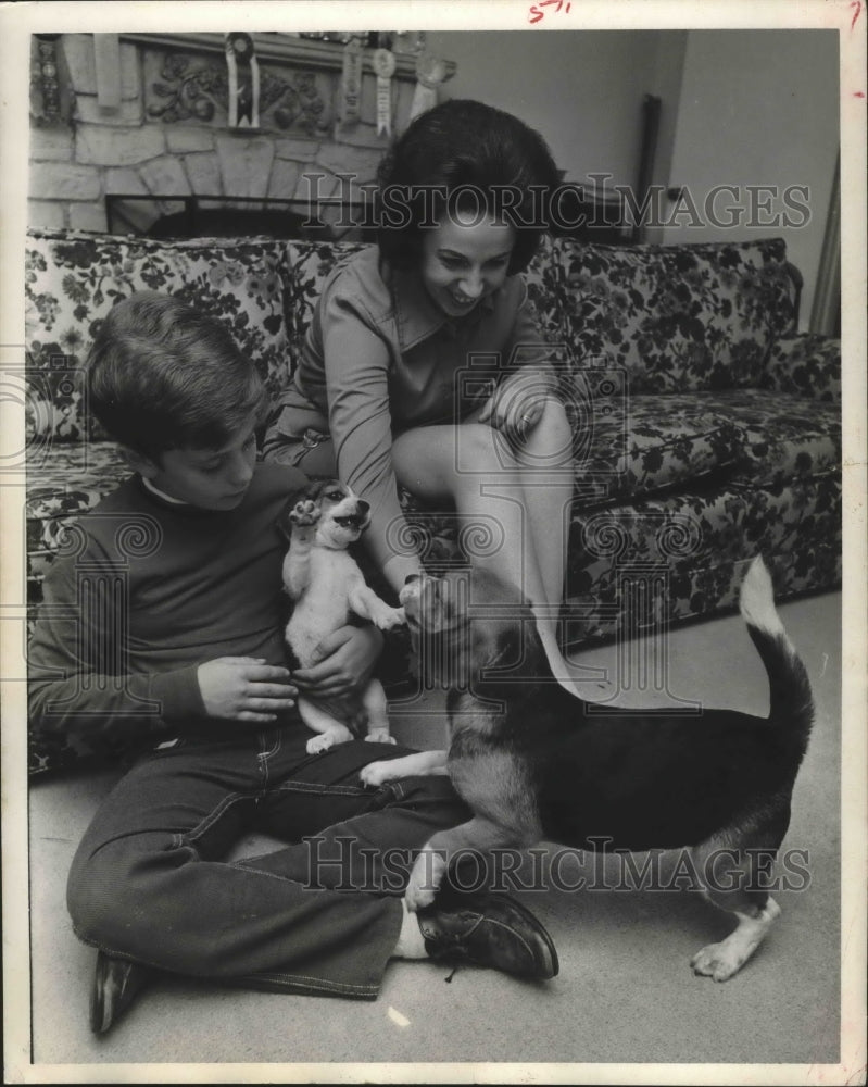 1970 Press Photo Jack Arnold and his mother Hazel play with Beagle and pup- Historic Images