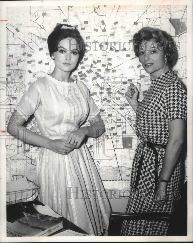 1964 Press Photo Mrs. Hartman and Mrs. Bock map locations for Cystic Fibrosis