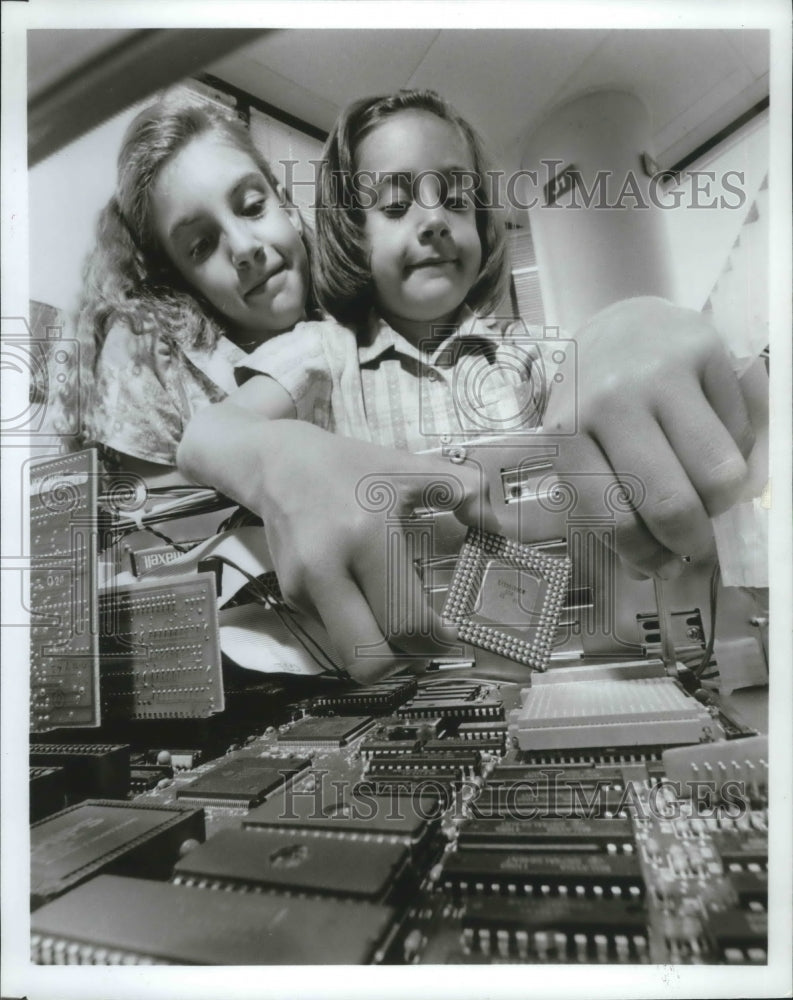 1992 Press Photo Allison &amp; Sarah Fister Upgrading a Computer In Father&#39;s Office.- Historic Images