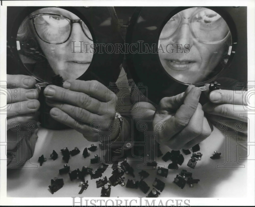 1991 Press Photo Inspectors Lin Todd & Anna Parker Check Computer Parts