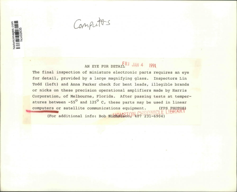 1991 Press Photo Inspectors Lin Todd & Anna Parker Check Computer Parts