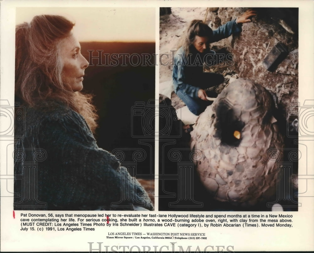 1991 Press Photo Pat Donovan shows a horno, a wood-burning adobe oven in NM cave- Historic Images