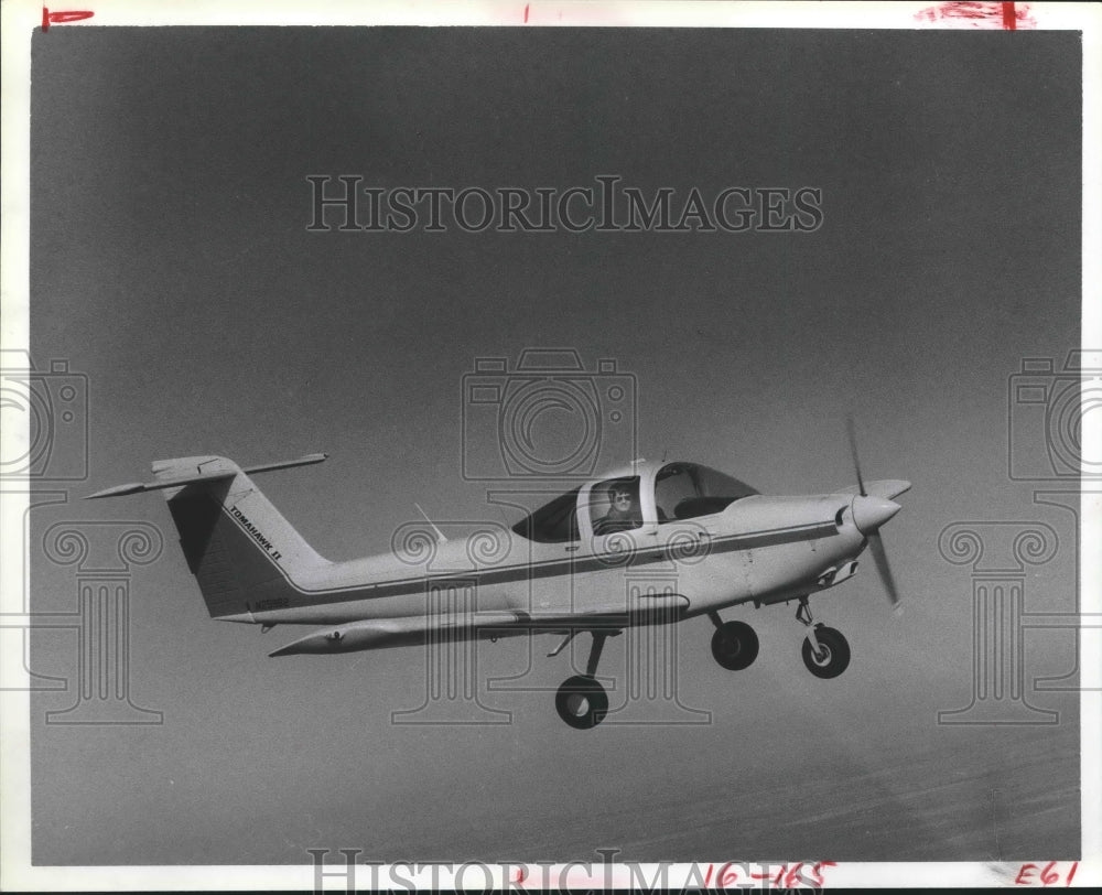 1983 Press Photo Tim Hahn Watches Robert Rosa Fly Plane over the Airpark.